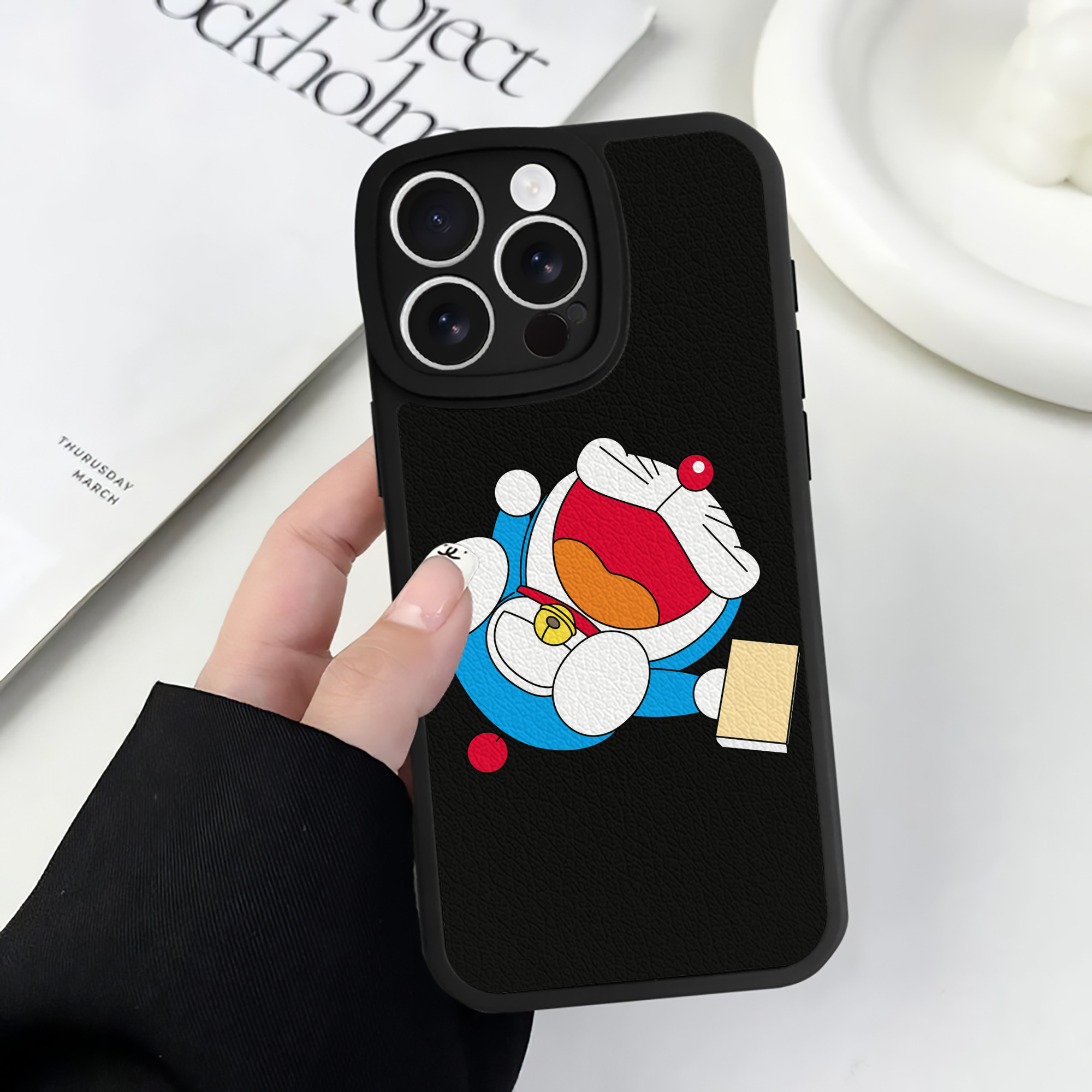 （画像用） ドラえもん Doraemon 【iPhone 16シリーズ対応】シリコンスマホケース（レザー調） 材質：シリコン
